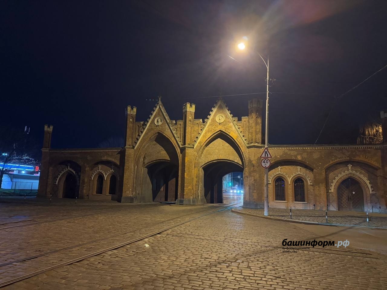 Бранденбургские ворота на улице Багратиона