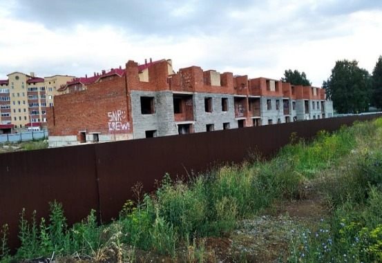 Недострой в Учалах по ул Горького 2/2