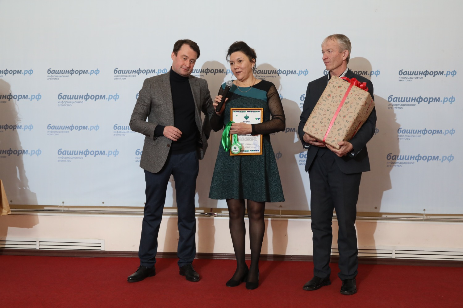 Валерий Шахов  Супруги В. Валиев и И. Вервельская на вручении диплома  «Ярзам» в ИА  «Башинформ»