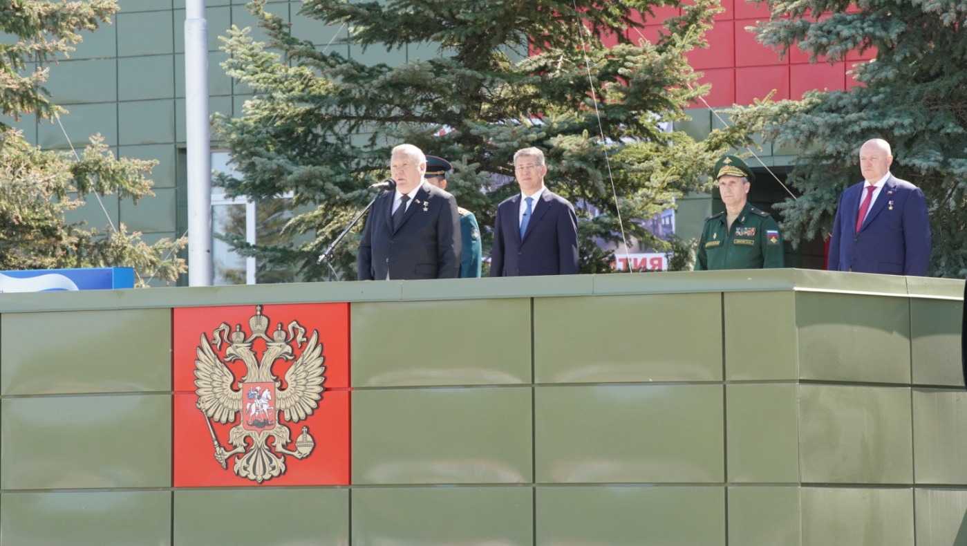 Олег Яровиков  Депутат Государственной Думы, Герой России Владимир Шаманов