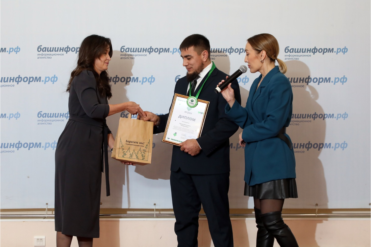 Валерий Шахов  Э. Тимергалин на вручении диплома «Ярзам» в ИА «Башинформ»