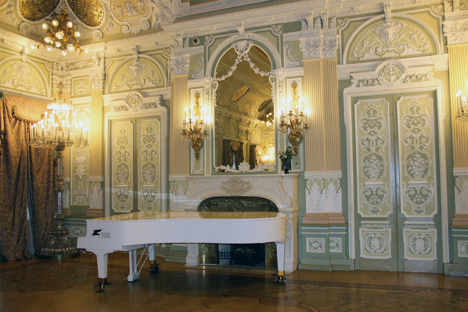 Один из залов дома-музея Елисеевых