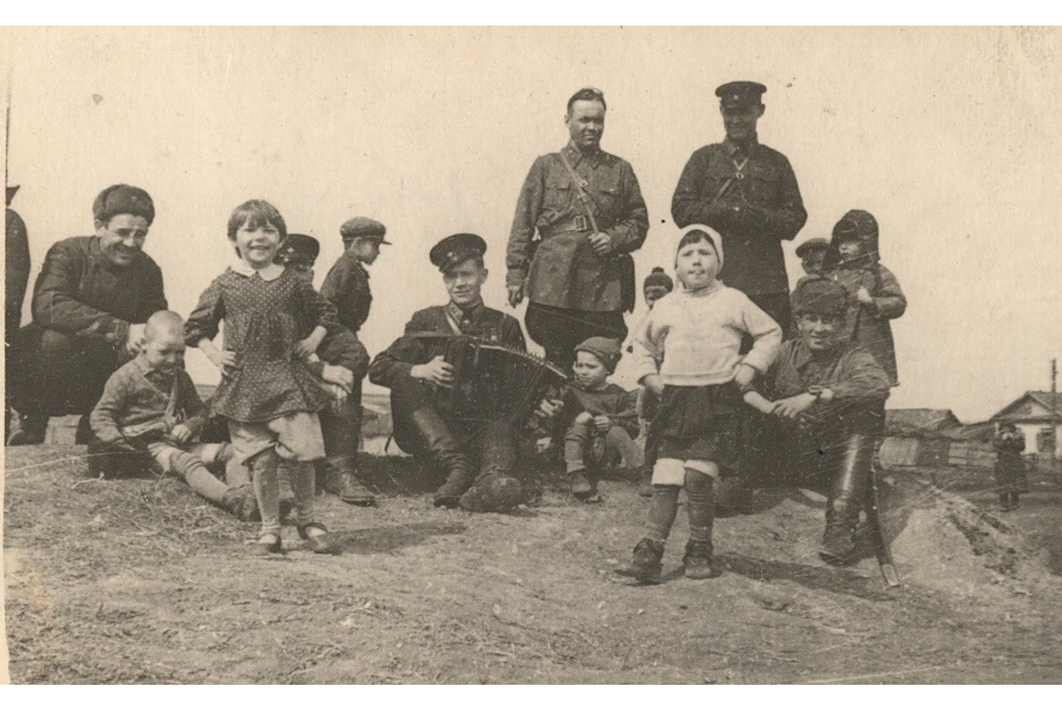 Национальный архив Республики Башкортостан Группа бойцов Башкавдивизии во время остановки на станции Абдулино. Танцуют дети фронтовиков. Оренбургская (Чкаловская) область (1942 год)