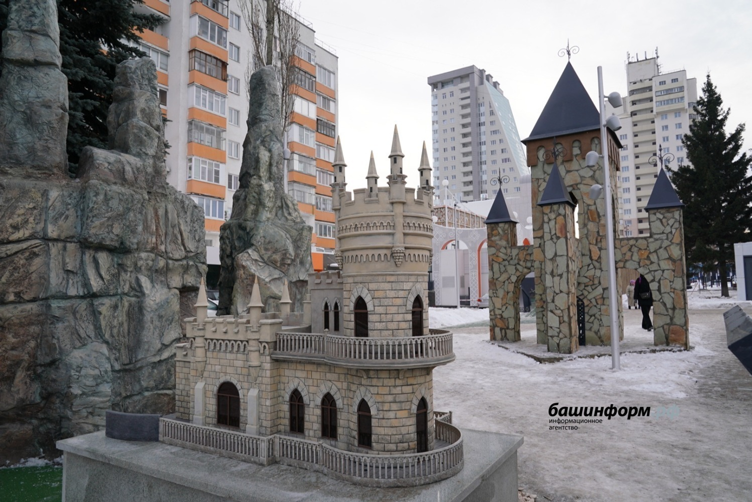 Аллея сказок возле Театра кукол