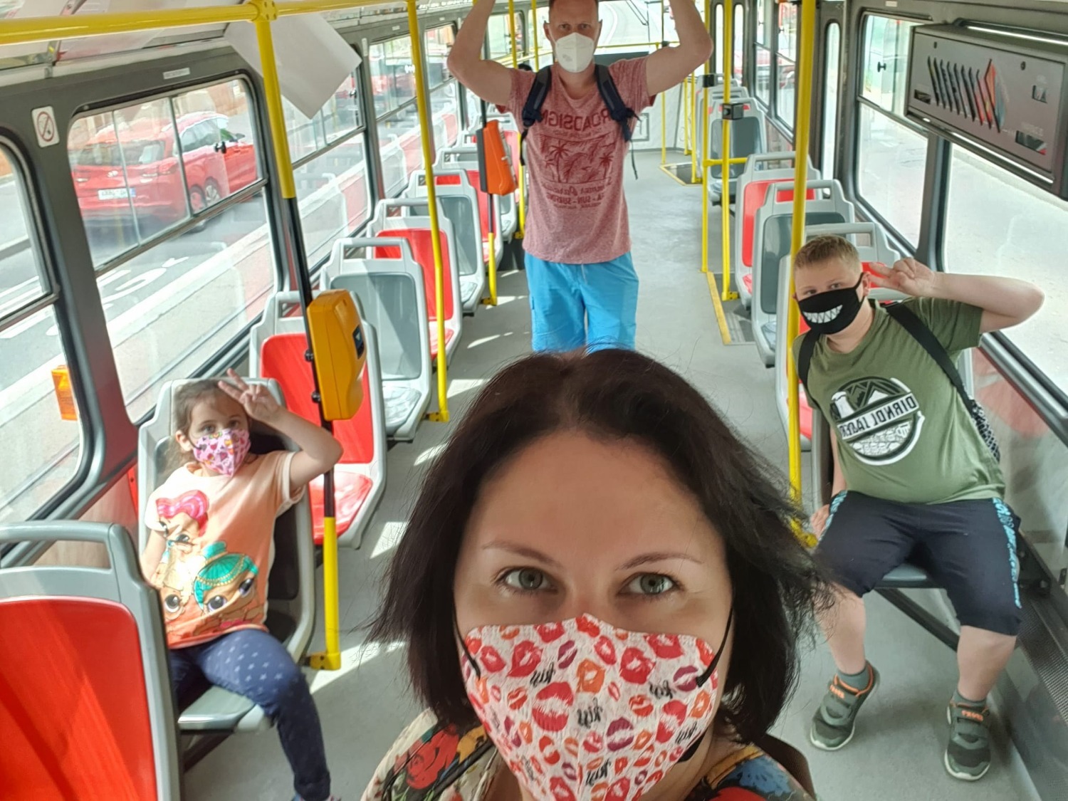 Пустые трамваи, обязательные маски-респираторы