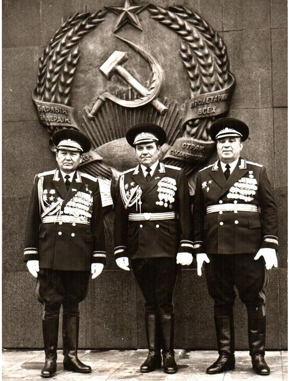 Виртуальный историко-краеведческий музей МОБУ СОШ №1 с. Бураево Командование Среднеазиатского военного округа, 1986 год. В центре – Владимир Лобов.