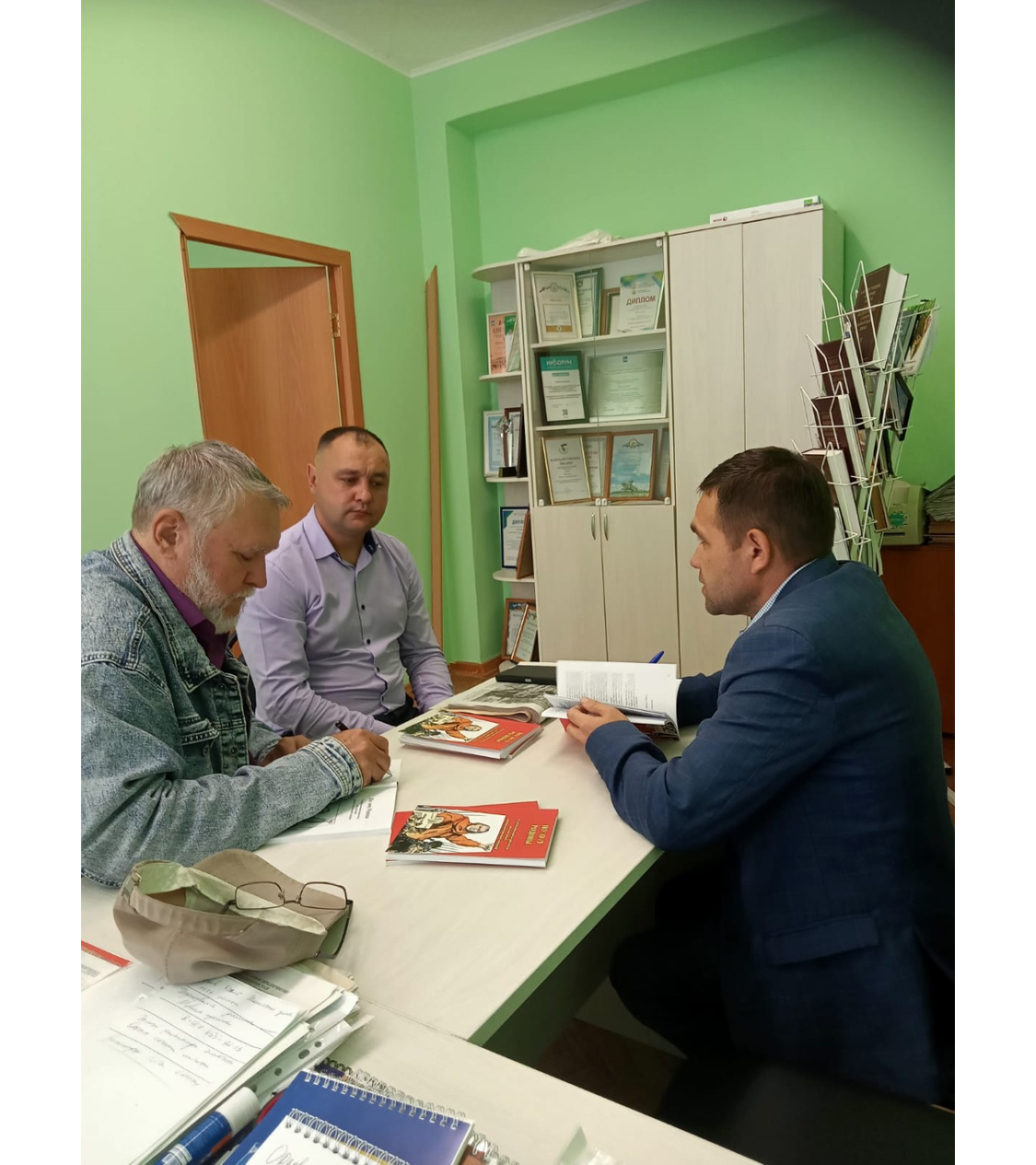 газета «Ашкадар» Рамиль Мансуров и Фаяз Юмагузин во время передачи книг военнослужащему МСП «Башкортостан» «Эмиру»