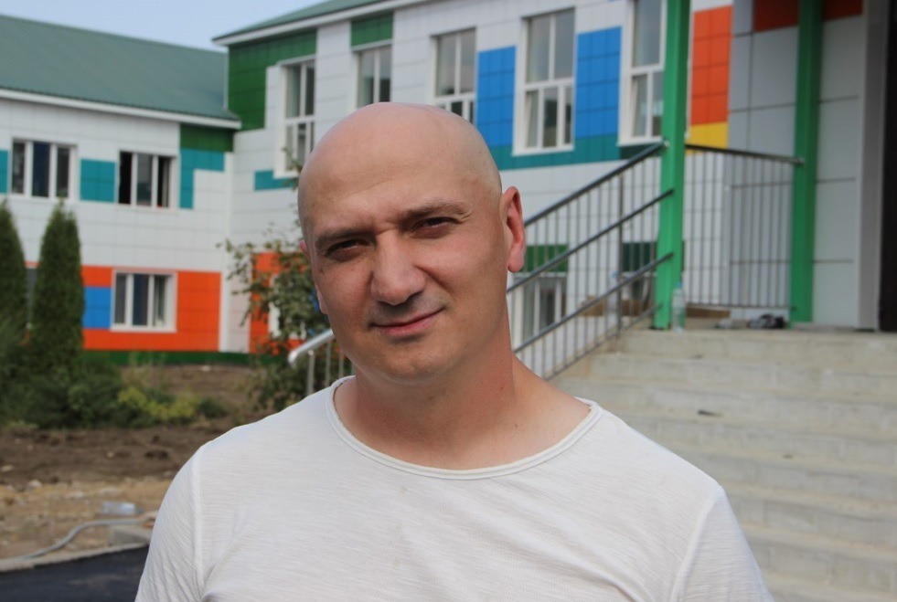 Эдуард Кускарбеков  Исполнительный директор промышленно-строительной компании генерального подрядчика Георгий Нечаев уверен, что дети Петровского получили замечательный подарок от Башкирии - новую, современную школу