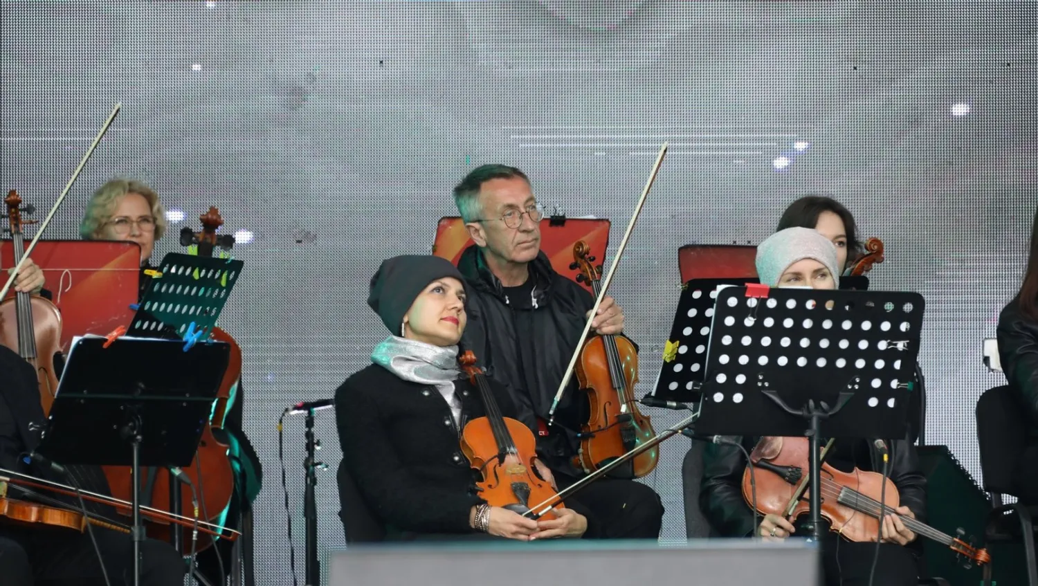 Валерий Шахов  Скрипач Сергей Приказчиков-старший в составе оркестра