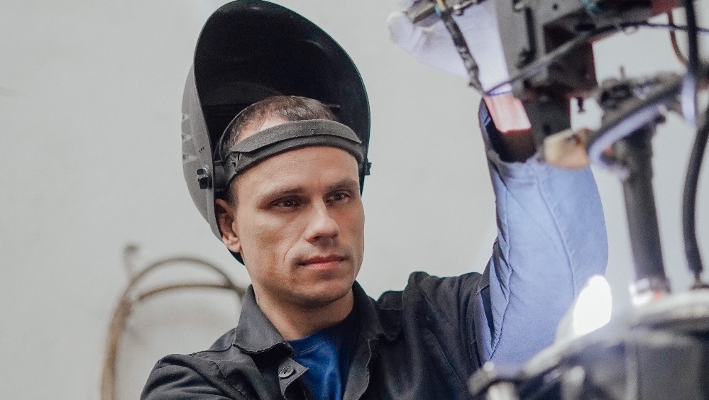 ОДК-УМПО предоставлено пресс-службой ОДК-УМПО Сварщик 6 разряда ОДК-УМПО Михаил Кучеров: «Оказывается, можно найти в одном месте и высокую зарплату, и удобный график, и коллектив единомышленников-профессионалов»