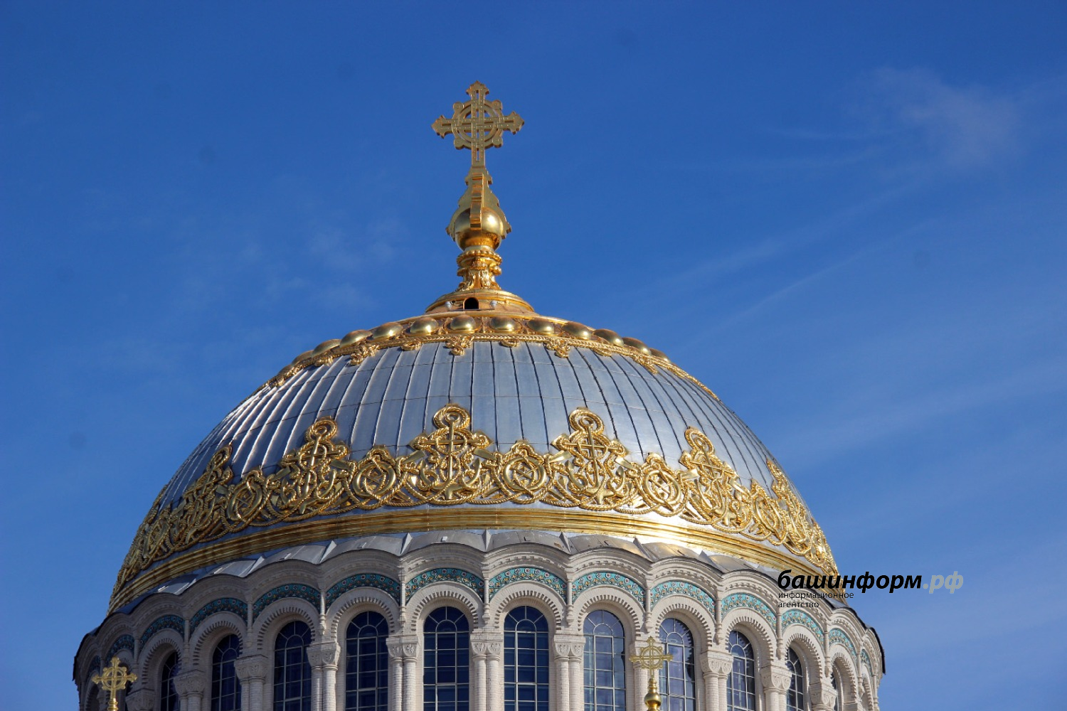 автор  В Кронштадте  морская тематика вас будет сопровождать везде. Даже на куполе собора орнамент из якоря и спасательного круга.
