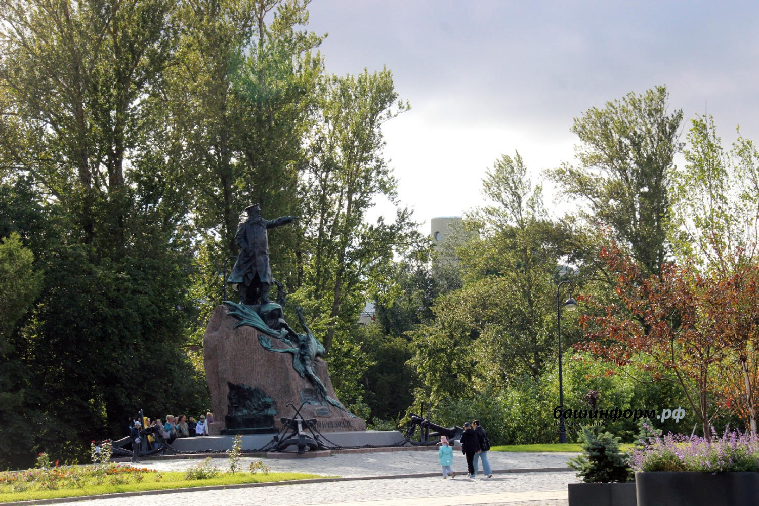 автор  Памятник адмиралу Макарову на Якорной площади в Кронштадте. На памятнике  выбита позолоченная надпись «Помни войну».