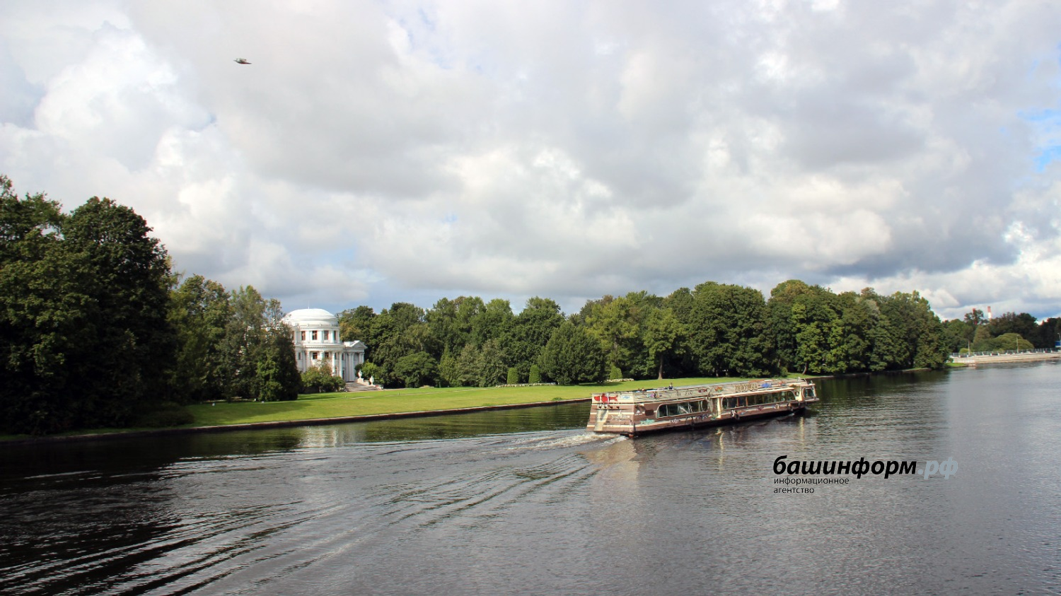 автор  Вид на Елагинский дворец со стороны Крестовского острова