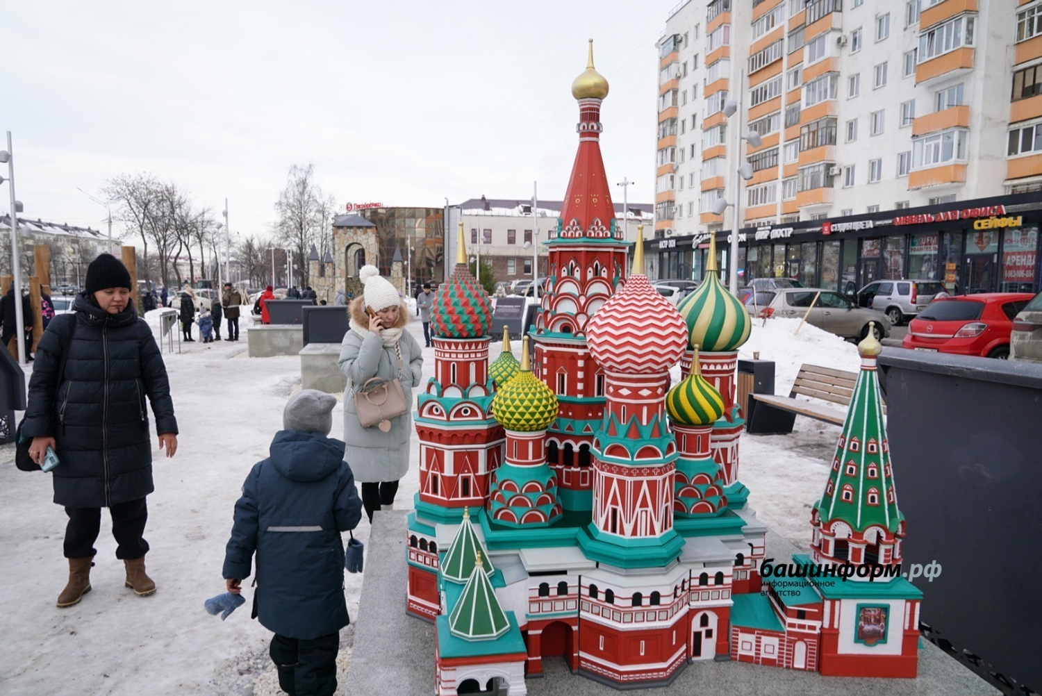 Аллея сказок возле Театра кукол
