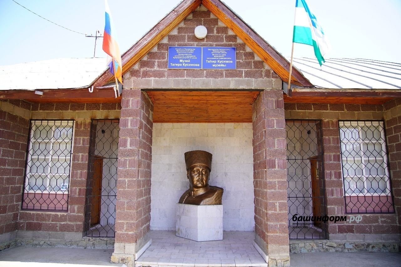 Олег Яровиков Бюст Тагира Кусимова, установленный на его малой родине.