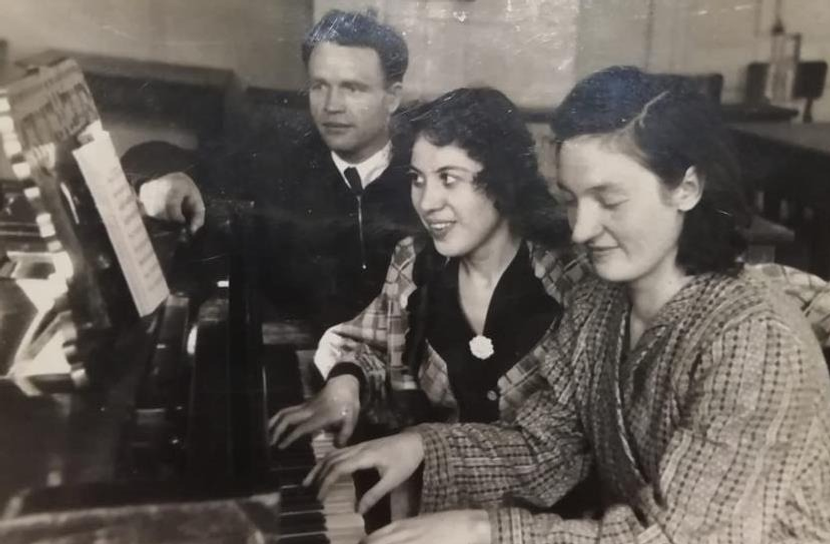 из личного архива  Мама артиста Нина Павловна Овчинникова