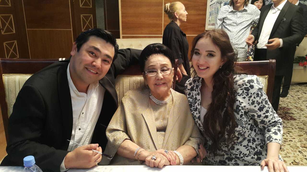 С Бибигуль Тулегеновой