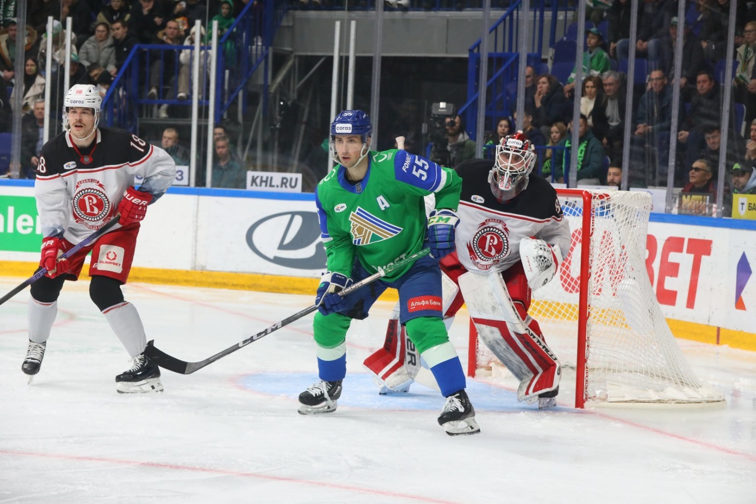 Валерий Шахов  Нападающий ХК  «Салават Юлаев» Александр Хмелевский (№55)