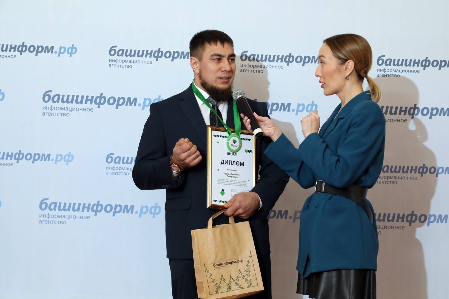 Валерий Шахов  Э. Тимергалин на вручении диплома «Ярзам» в ИА «Башинформ»