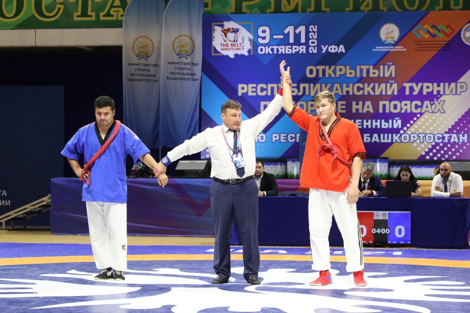 Валерий Шахов   Ильнар Салимьянов справа в красной куртке