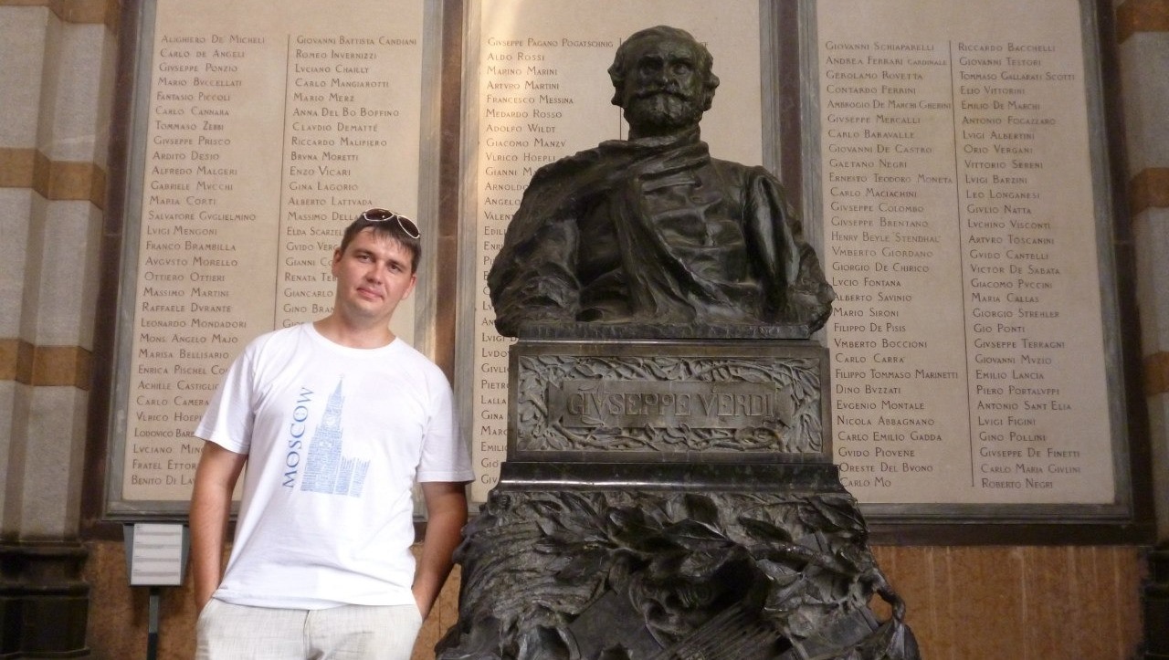 В Италии у памятника Джузеппе Верди