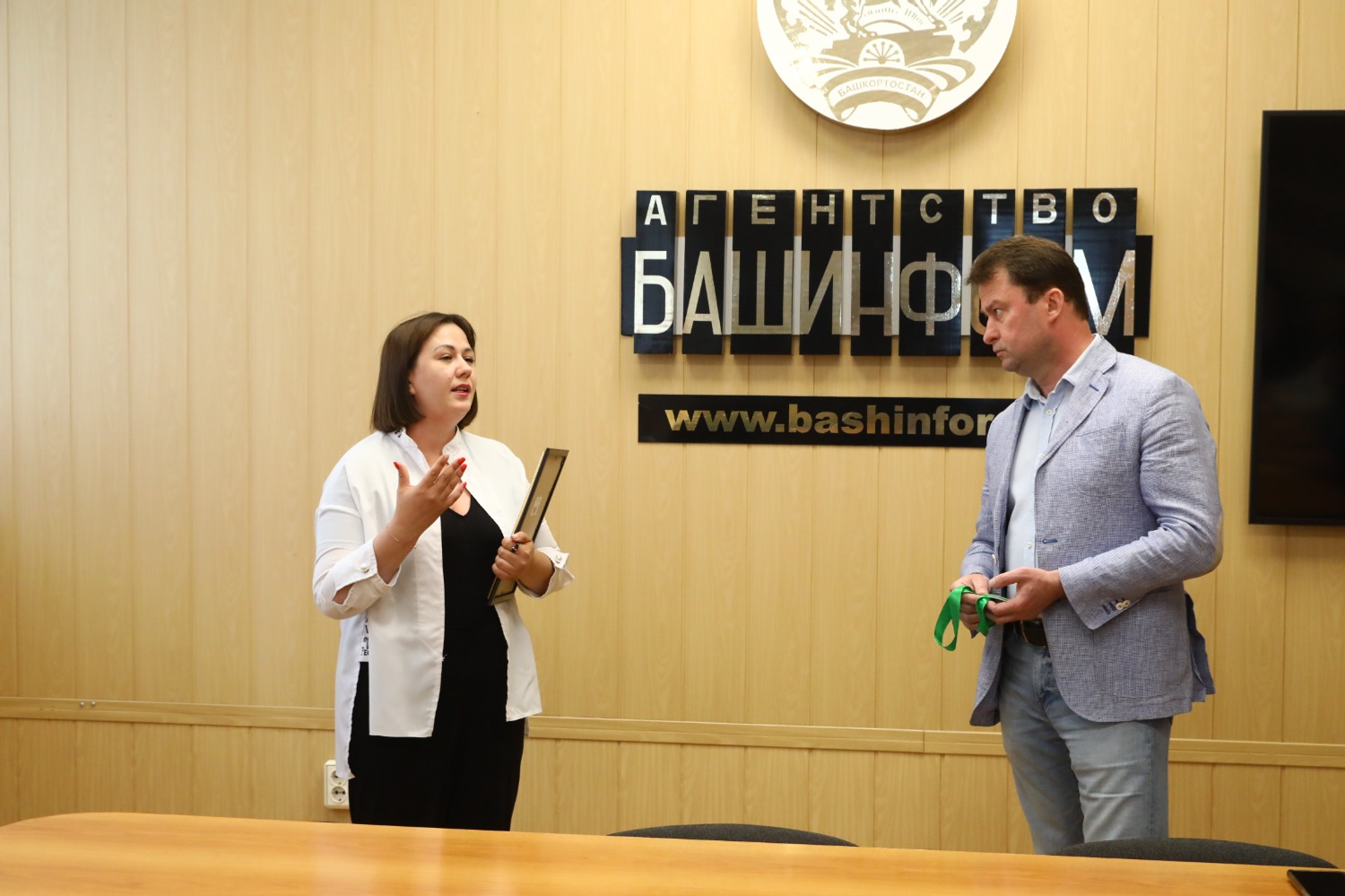 Валерий Шахов  Эльвира Мацкевич с главным редактором «Башинформа» Русланом Шарафутдиновым на вручении диплома «Ярзам».