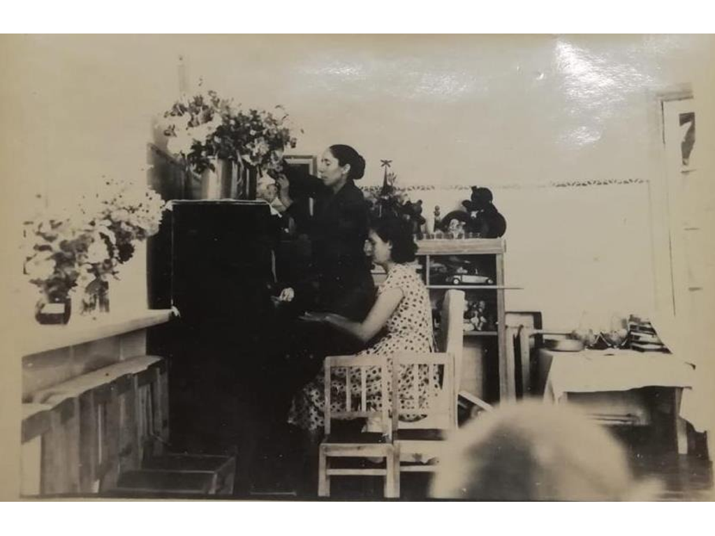 из личного архива  Мама артиста Нина Павловна Овчинникова