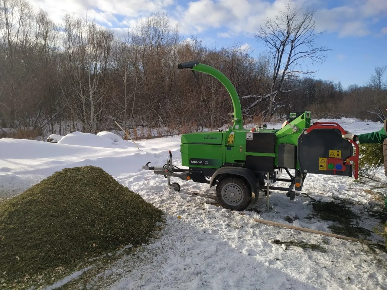 Роман Якимчук  Древесина и иголки измельчаются на специальном оборудовании