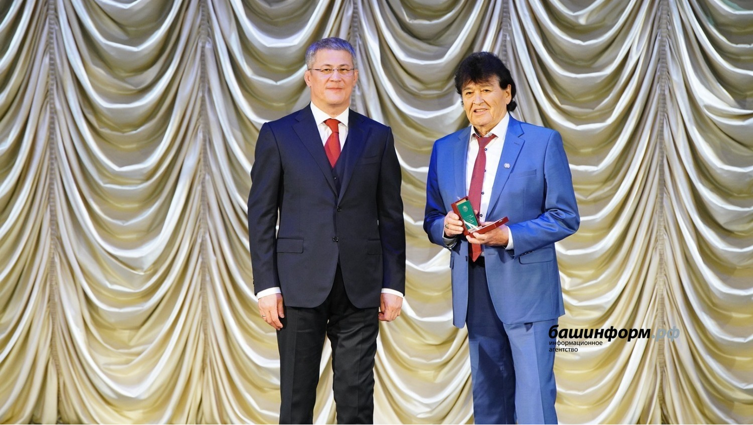 Олег Яровиков архив ИА «Башинформ» Радий Хабиров вручает Фидану Гафарову орден Дружбы народов