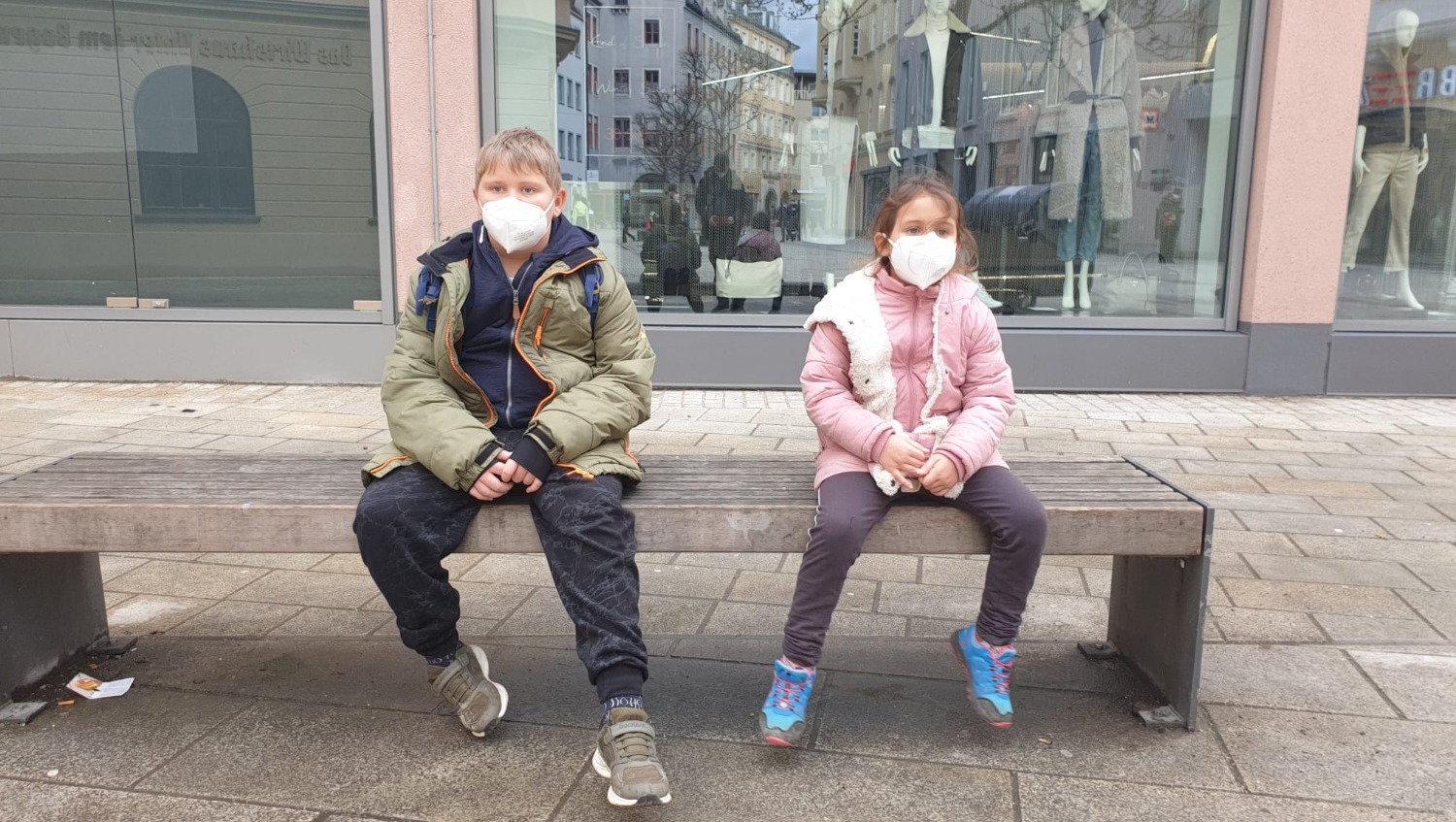 Пустой город, закрытые магазины, салоны, кафе