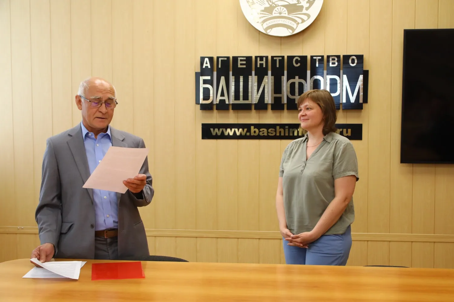 Валерий Шахов  Сноха Олега Митрофановича Миннегалиева Екатерина Дорогая с литературным редактором «Башинформа» Аликом Шакировым на вручении диплома «Ярзам».