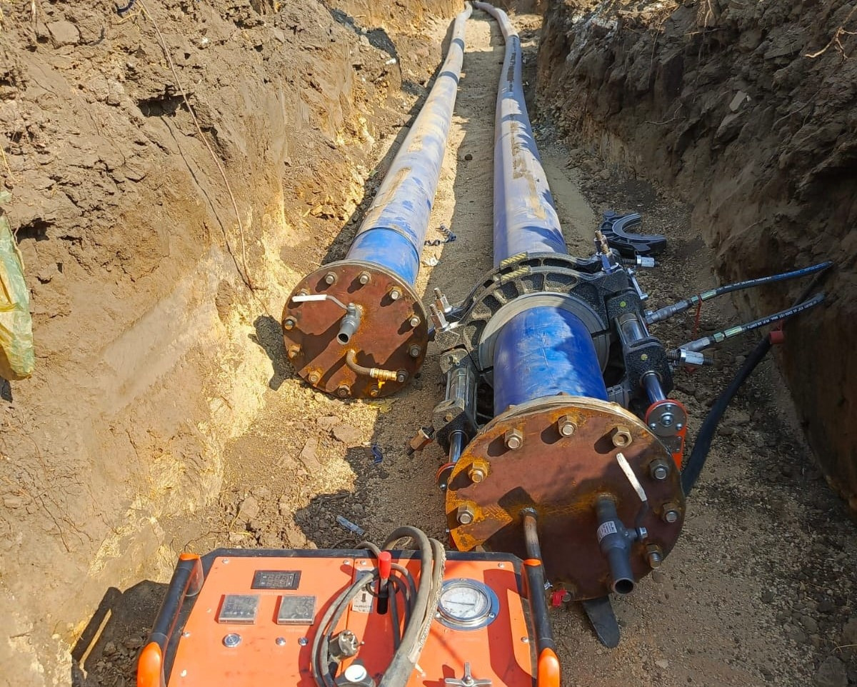 автора  В Красном Луче наши ремонтники широко используют долговечные пластиковые трубы