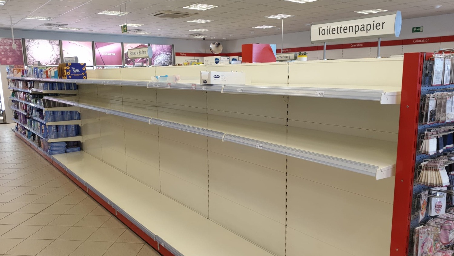 Полки, где должна быть туалетная бумага, опустели