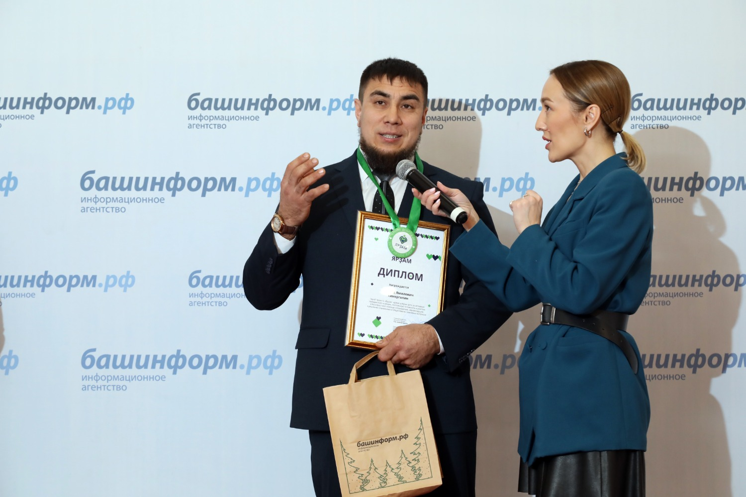 Валерий Шахов  Э. Тимергалин на вручении диплома «Ярзам» в ИА «Башинформ»