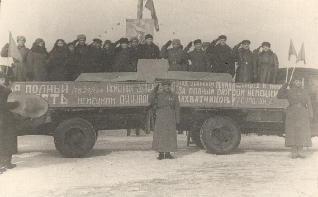 Национальный архив Республики Башкортостан На параде Башкавдивизии перед отправкой на фронт после вручения дивизии боевого Красного Знамени. Уфа. Площадь станции Дёма (1942 год)