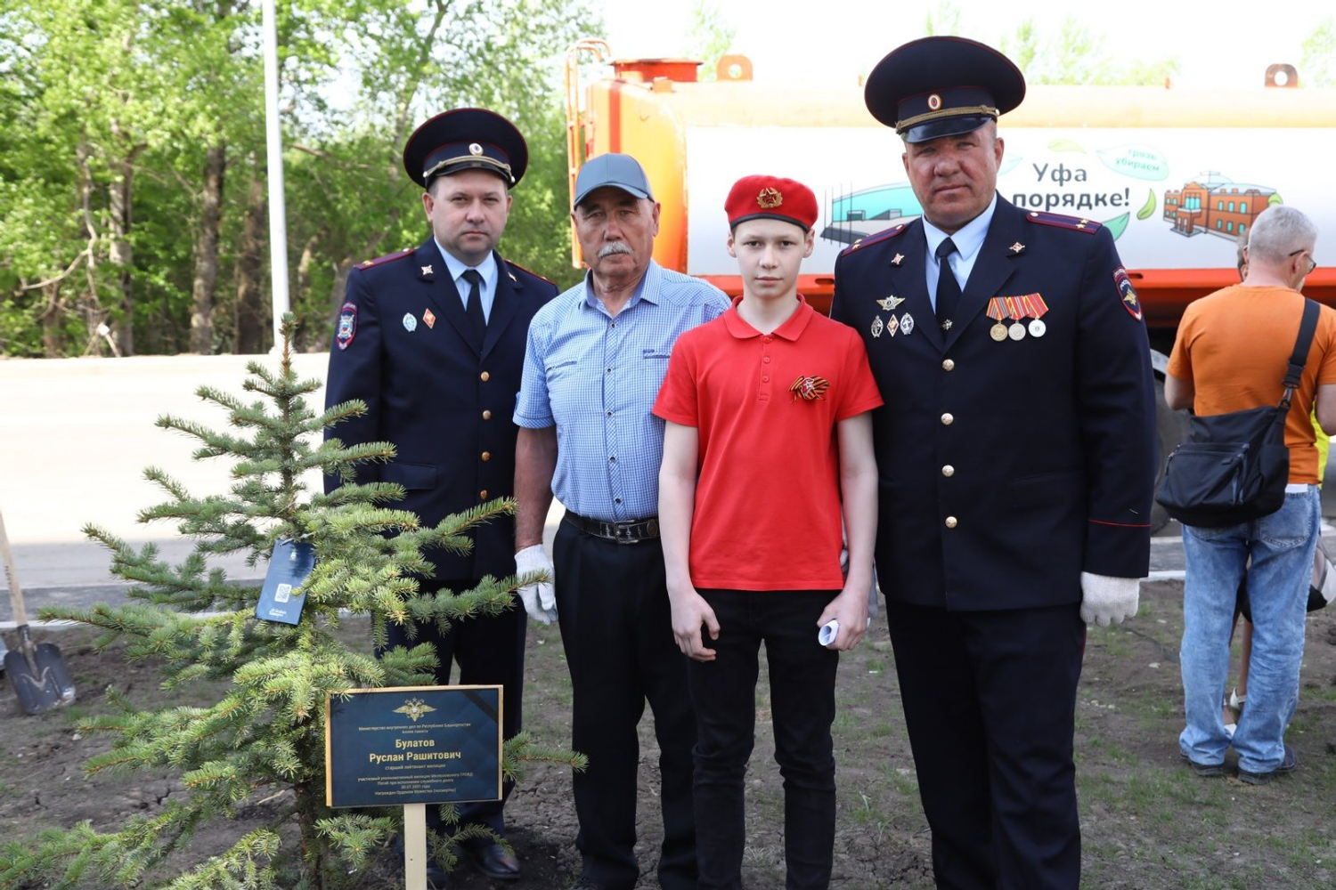 Валерий Шахов  Рашит Булатов (второй слева)