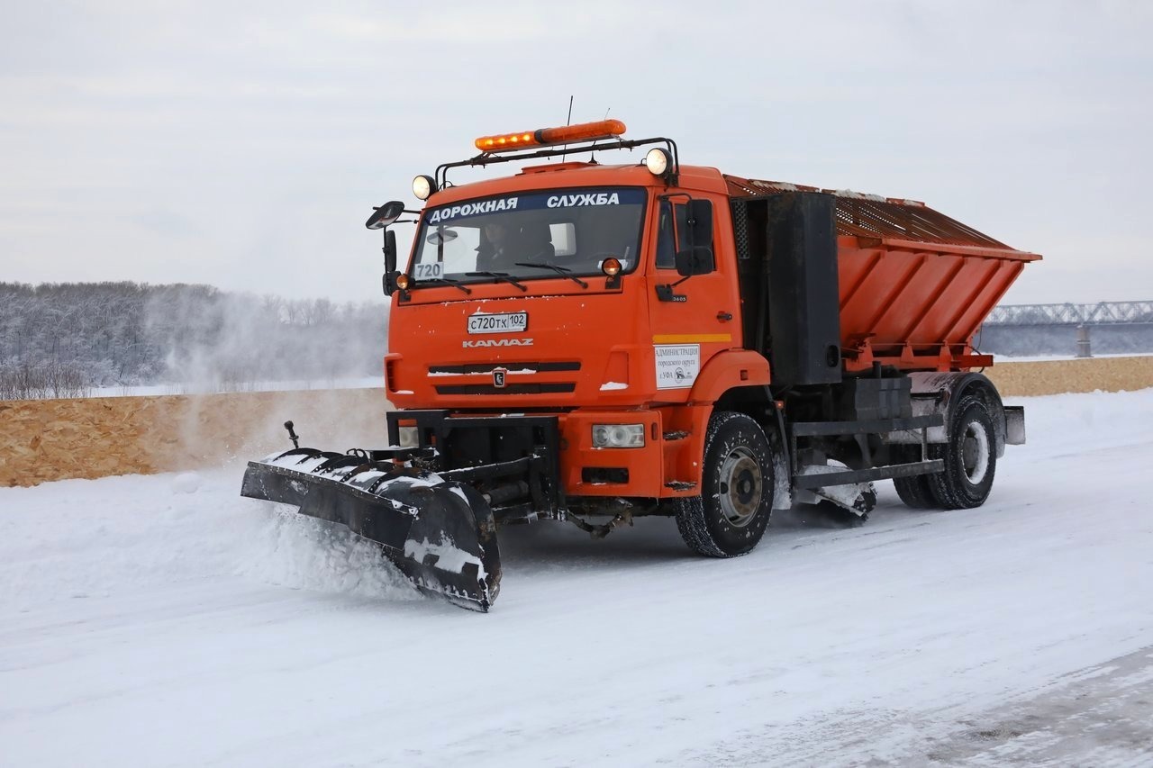 Валерий Шахов  Рабочие готовят набережную к катку