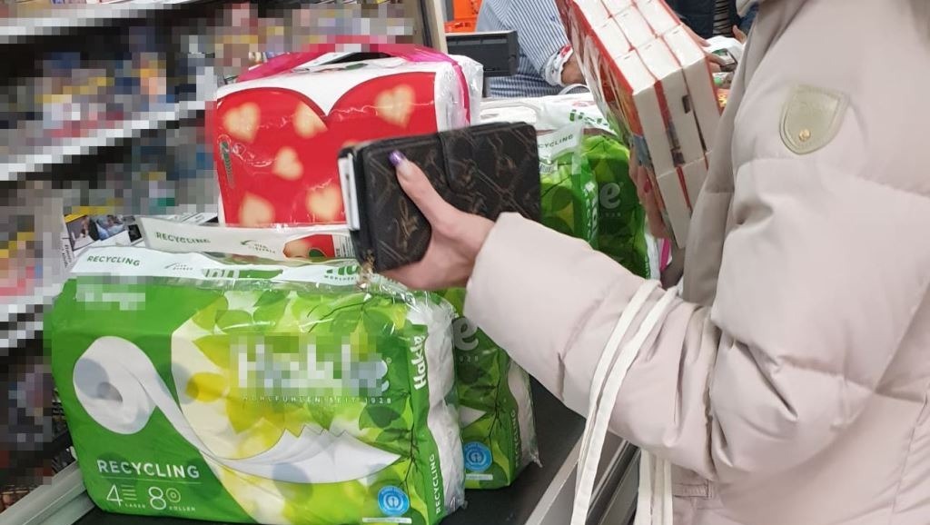 Жители Аугсбурга закупают туалетную бумагу