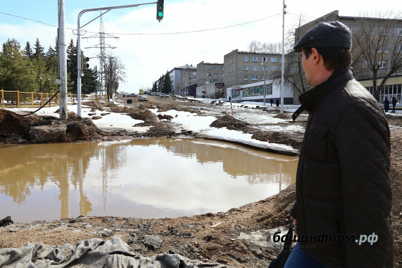 Мини-озеро образовалось на улице 8 Марта за три года ремонта. Фото: Валерий Шахов