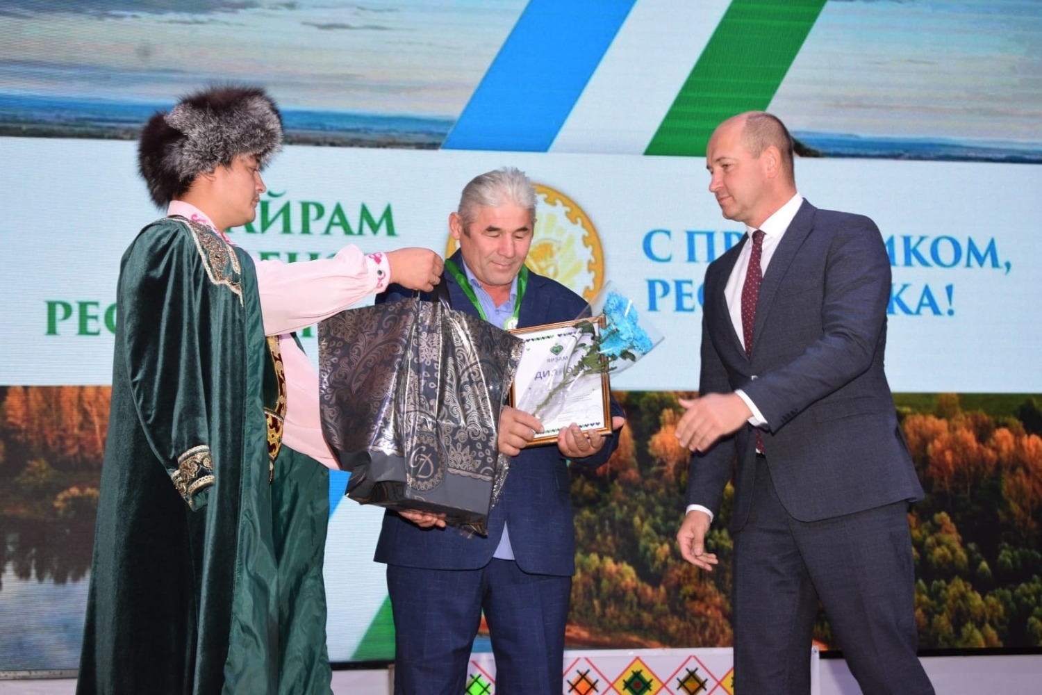 Р. Каранаев и М. Ульчев на вручении диплома «Ярзам»