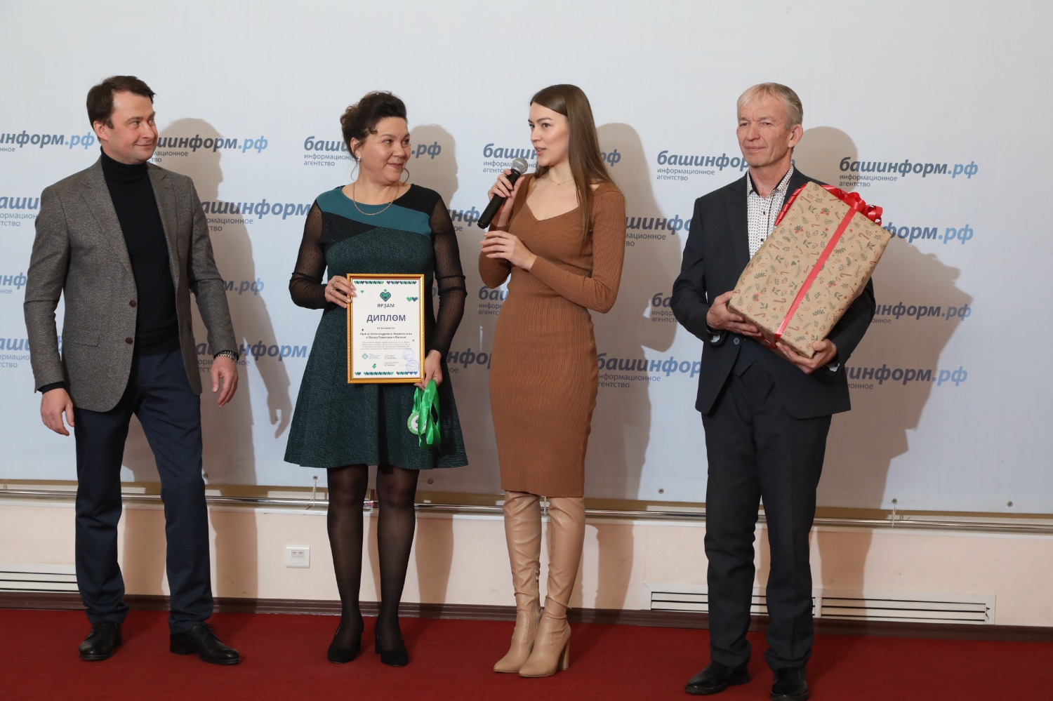 Валерий Шахов  Супруги В. Валиев и И. Вервельская с дочерью на вручении диплома  «Ярзам» в ИА  «Башинформ»