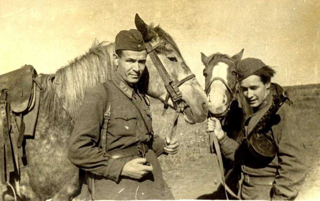 Зам.нач.политотдела Кадыров с членом Башкирской правительственной делегации балетмейстером Ф.Гаскаровым. Октябрь 1942 г. Сталинградский фронт