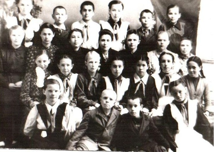 Виртуальный историко-краеведческий музей МОБУ СОШ №1 с. Бураево 6 класс Бураевской средней школы, 1951 год. В. Лобов в первом ряду в центре