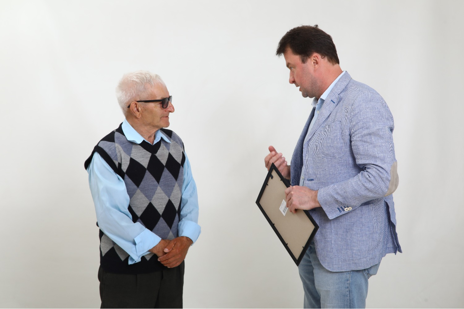 Валерий Шахов  Юрий Иванов с главным редактором «Башинформа» Русланом Шарафутдиновым на вручении диплома «Ярзам».