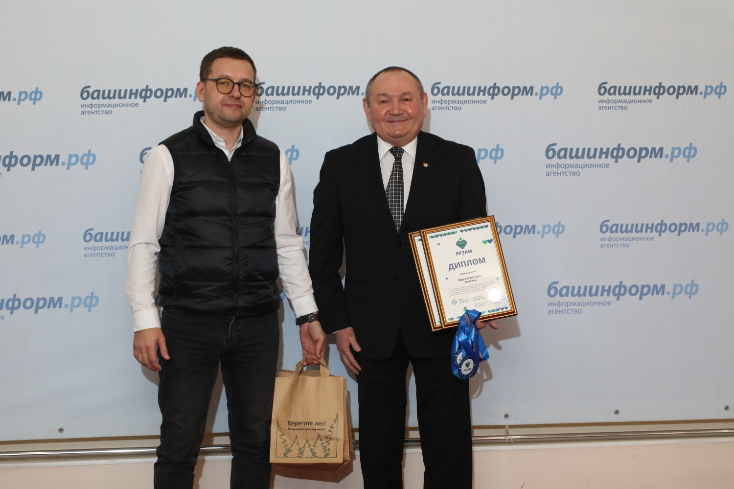 На фото: Айдар Алибаев и первый заместитель генерального директора фонда грантов Главы Башкирии Роман Низамутдинов