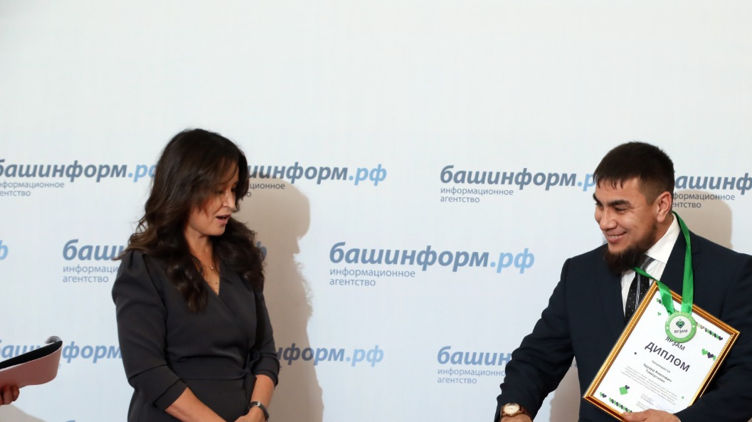 Валерий Шахов  Э. Тимергалин на вручении диплома «Ярзам» в ИА «Башинформ»