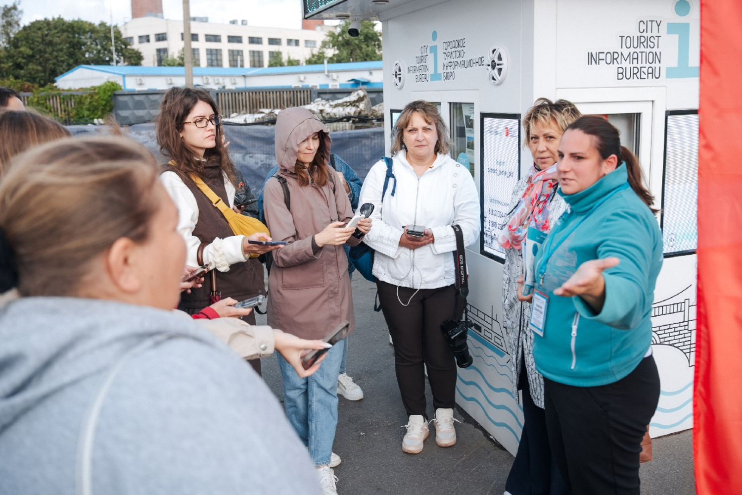 Марк Скворцов предоставлено Городским туристско-информационным бюро Сотрудница Городского туристско-информационного бюро рассказывает журналистам о парке "Остров фортов" в Крондштадте