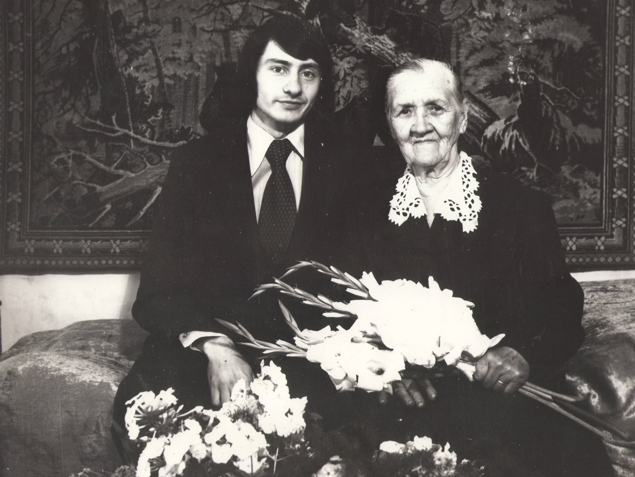 из фондов МБУК "Историко-краеведческий музей" Белебеевского района РБ  Владимир Овчинников со своей бабушкой