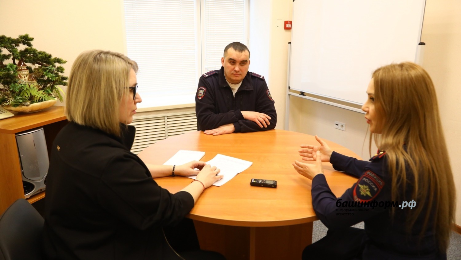 Валерий Шахов ИА Башинформ С начальником центра Земфиром Шакировым и психологом Светланой Субботиной