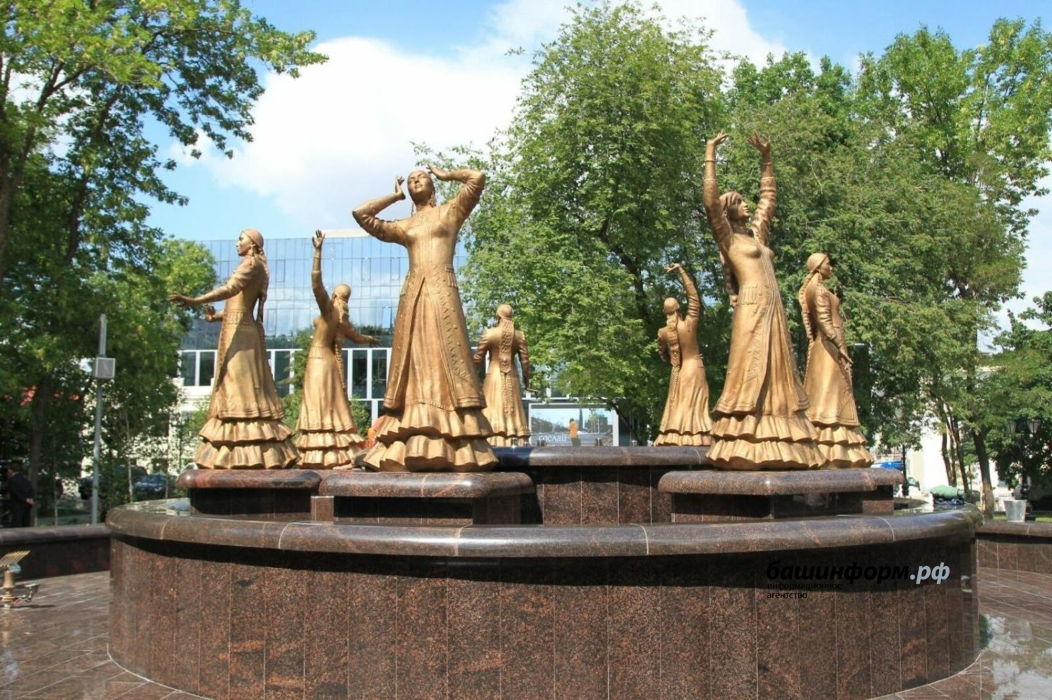 Олег Яровиков  Фонтан "Семь девушек"